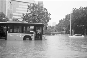 深圳暴雨造成400余路公交5458辆公交车被迫停