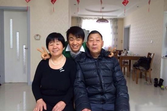 王宝强晒与父母合影被调侃 男神们漂亮妈妈/图