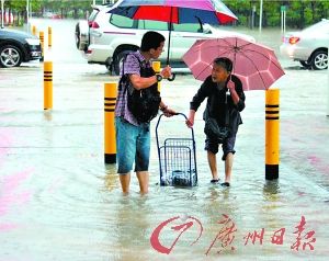 水浸深圳动车停运2000辆车被淹 暴雨灌城街道