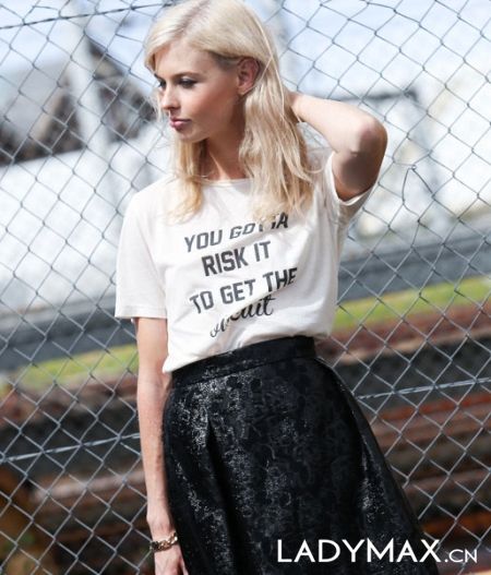 初夏街拍最IN单品:大标语T恤秀出自我与态度!