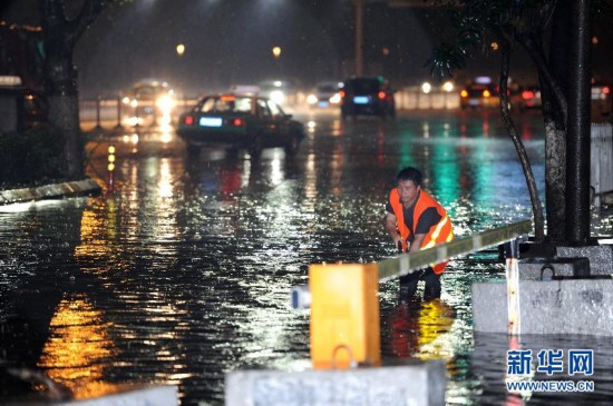 全国多地遭暴雨袭击 城市变泽国(组图)