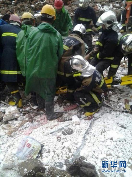 青岛一工厂挡土墙因暴雨倒塌 18人遇难