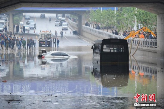 全国多地遭暴雨袭击 城市变泽国(组图)