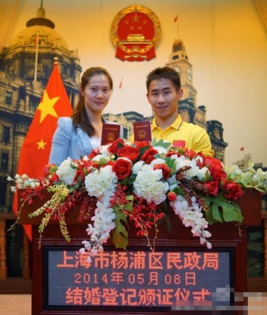 体操冠军高难度婚纱照