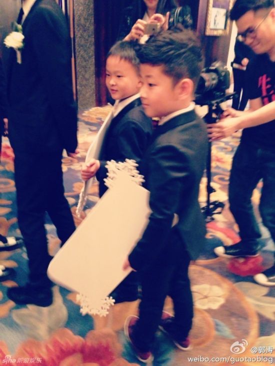  吴京拄拐 娶谢楠上演三分钟舌吻 angela石头当