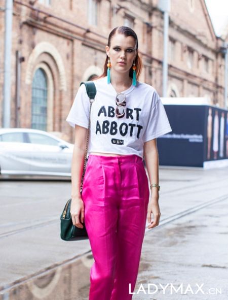 初夏街拍最IN单品:大标语T恤秀出自我与态度!