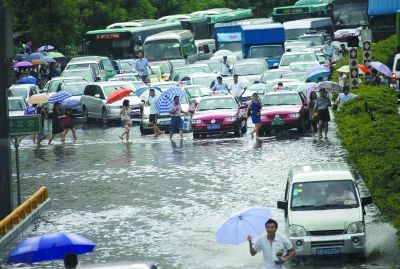 广东32市县发布暴雨预警信号 深圳200多航班