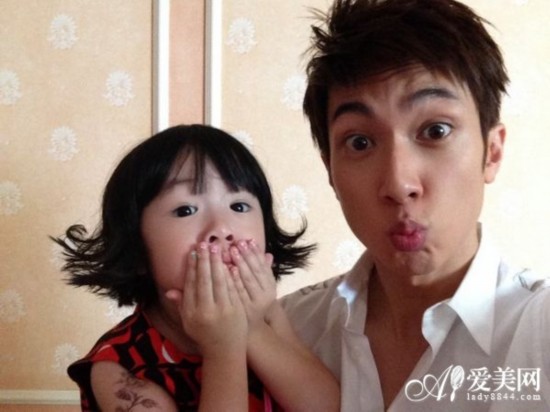 吴尊女儿正面照初曝光 萌态尽显
