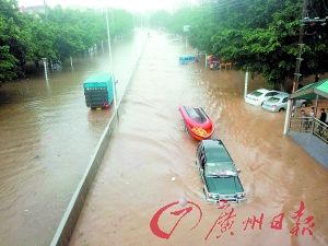 东莞现水浸街。记者卢政 通讯员魏焯摄
