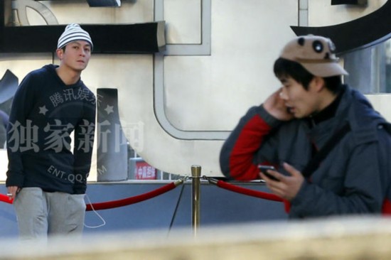 陈冠希戴婴儿帽逛京城 随性不羁一如往常(组