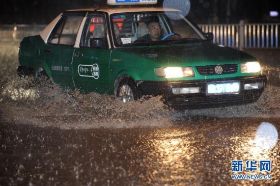 全国多地遭暴雨袭击 城市变泽国(组图)