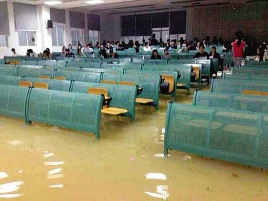 珠海暴雨后大学生在浸水教室中考试