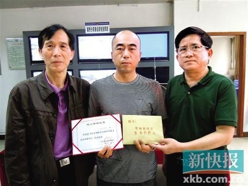 广州火车站砍人亲历者:跨步挡凶徒刀砍人群