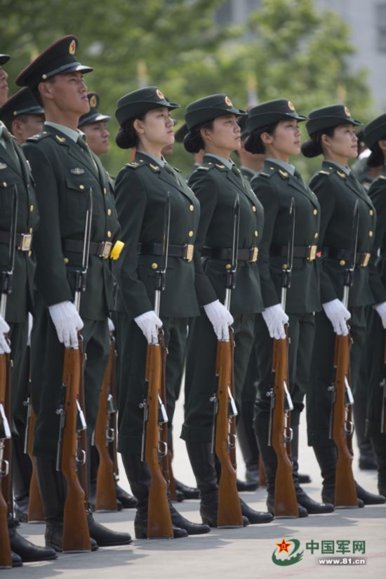 解放军仪仗女兵训练照曝光:妆容发型有讲究【23】