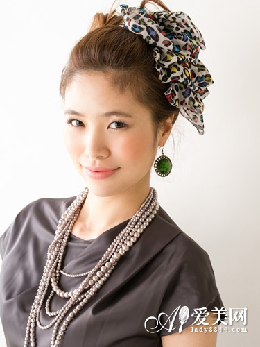 长直发发型扎法 露额盘发清爽迷人