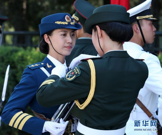 揭秘三军仪仗队<em>女</em>队员选拔实训:穿5厘米高跟靴