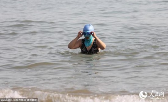 脸基尼大妈重现青岛海滨浴场(高清组图)