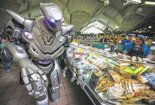 泰坦机器人逛菜市场 将参加俄罗斯机器人展会