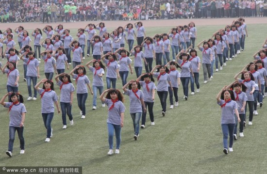 学生穿防爆特警服参加大运会 疯狂原始人亮瞎