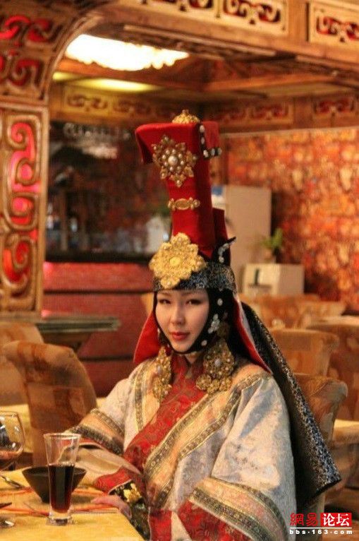 蒙古国传统服饰 姑娘迷死人了!