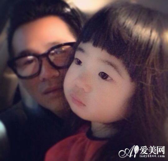  星鲜事:周迅迪拜秀恩爱 曹格再曝女儿喜感照 