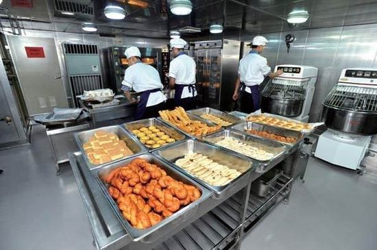 资料图:辽宁舰食堂.