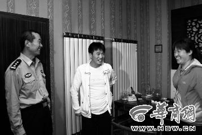 路虎车主路遇他人车祸受伤 帮忙送医还留下1万