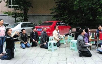 贵州遵义一中学教师为抗议学校整体搬迁集体下跪(图)