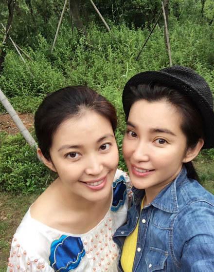 李冰冰晒与<em>漂亮妹妹</em>合照 39岁李雪已是孩子他