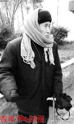 曹文轩在街头向路人讲述自己的故事。