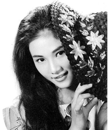 郑佩佩叹年轻美貌照恍如隔世 网友赞秒杀范冰