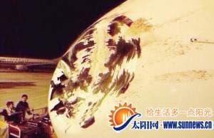 飞机机头被撞凹。网络图片