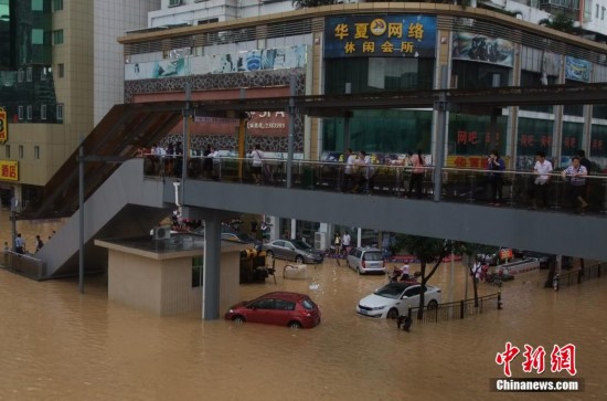 广东惠州暴雨袭城 多条街道被淹