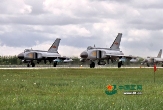 沈阳空军歼8战机编队紧急转场 奔赴实战演兵场