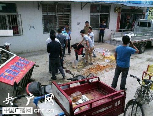 网友实拍信阳城管暴力执法：按住女摊贩头殴打