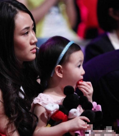 李小鹏女儿奥莉看父母结婚视频伤心 萌神呆萌