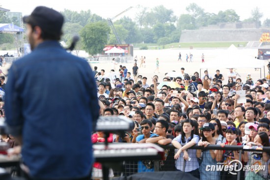 草莓音乐节西安大明宫开幕 古城唱响欧美摇滚