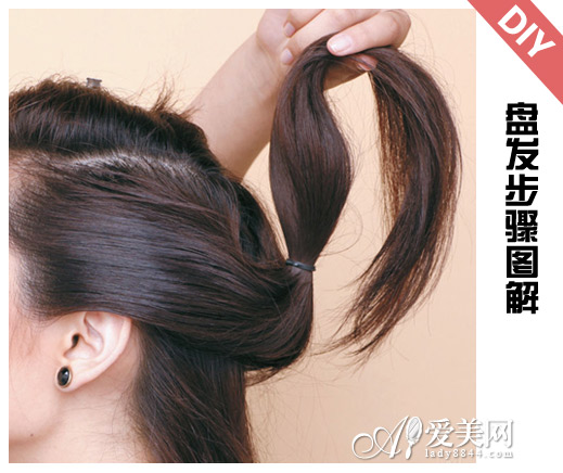 盘发步骤图解:step1:留出前额的头发,再从脑后左右两侧各取出一束