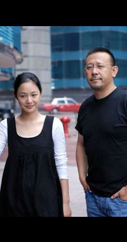 图为姜文与现任妻子周韵.