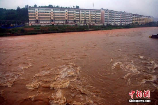 暴雨再袭广州:城区出现水淹 汽车在水中艰难行