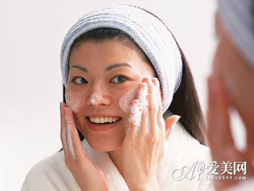 美容护肤:热水洗脸长皱纹 早晨正确洗脸6步骤
