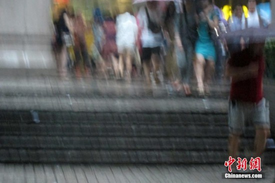 暴雨再袭广州:城区出现水淹 汽车在水中艰难行