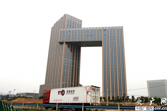 郑州一建筑外形酷似央视大楼 被网友戏称小裤