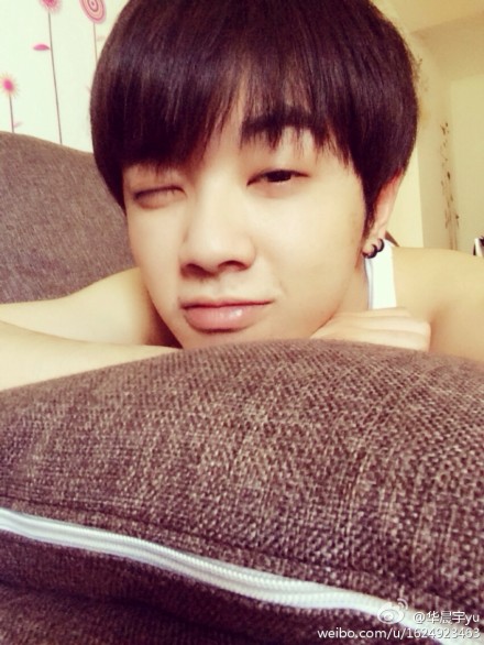 华晨宇眼睛半眯卖萌 慵懒趴在抱枕上(图)