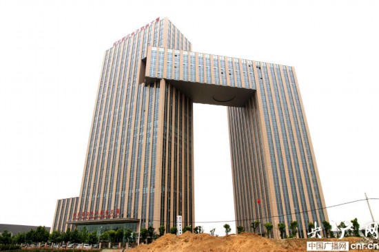 郑州一建筑外形酷似央视大楼 被网友戏称小裤