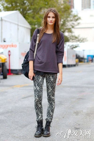 T恤+紧身裤 夏季女装最chic搭配