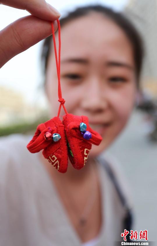 袖珍迷你小红鞋展现民间工艺之美--陕西频道
