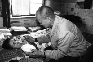 老汉照顾患病妻子15年无怨无悔 种山楂让其尝