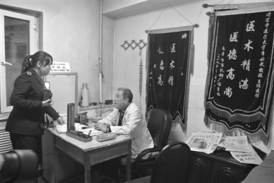 黑诊所一把椅子两张床就开业 内科妇科啥病都