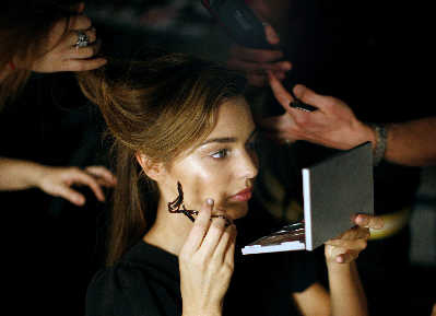 英媒:女性一生花费180万买化妆品?